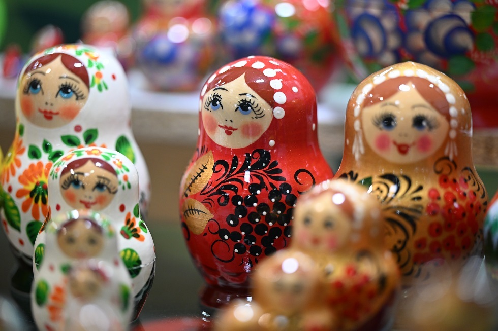 إستونيا... التحقيق مع مواطن حاول "تهريب" 170 دمية روسية إلى البلاد