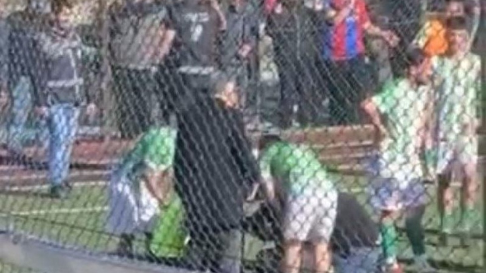 عنف الجماهير يتخطى الحدود.. حكم يتعرض لإصابة مروعة بسكوتر