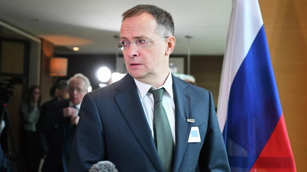 ميدينسكي يمزح حول "دروس التاريخ" في مفاوضات جنيف: توقفنا عند معمودية روسيا القديمة