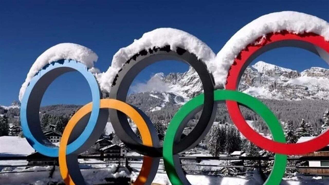 حيلة ذكية.. مشجع ينجح في إدخال العلم الروسي إلى مدرجات أولمبياد 2026 (صورة)