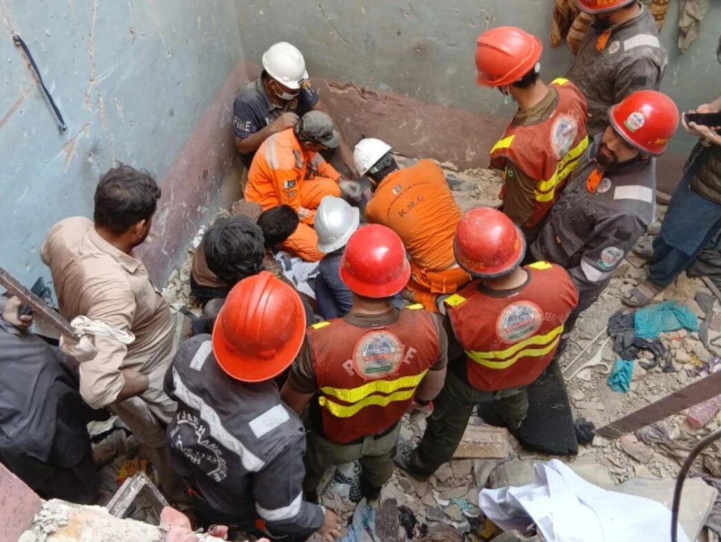 13 قتيلا بينهم أطفال ونساء بانفجار أسطوانة غاز في مبنى سكني بباكستان (فيديو)