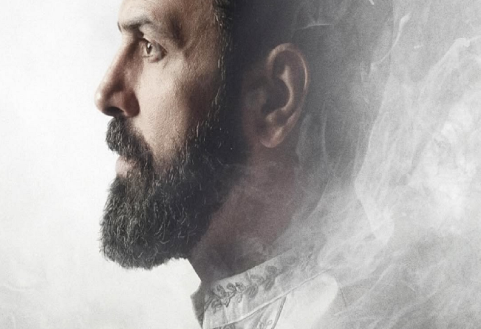 تيم حسن يشعل مواقع الإنترنت بحرف واحد في "مولانا"