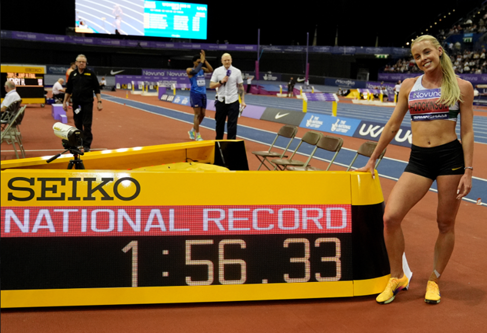 هودجكينسون تحطم الرقم القياسي العالمي لسباق 800 متر داخل القاعة