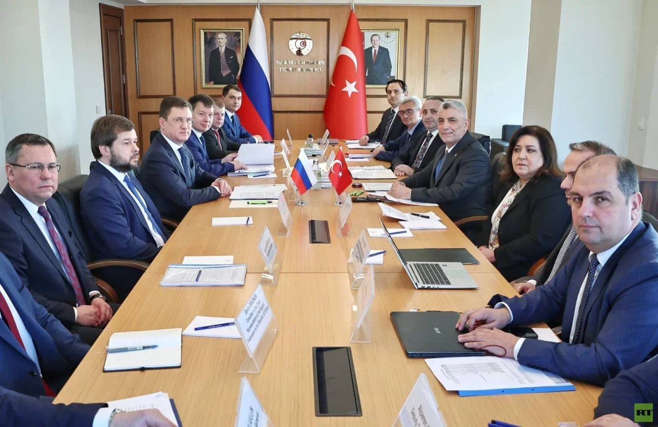 نائب رئيس الوزراء الروسي يناقش آفاق التعاون الاقتصادي مع وزير التجارة التركي