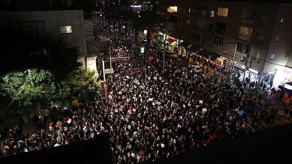 مئات الإسرائيليين يتظاهرون في تل أبيب ضد سياسات الاحتلال وفشل 7 أكتوبر