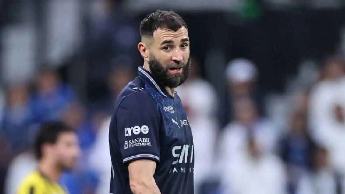 جماهير الاتحاد تفتح النار على كريم بنزيما في كلاسيكو الهلال (فيديو)