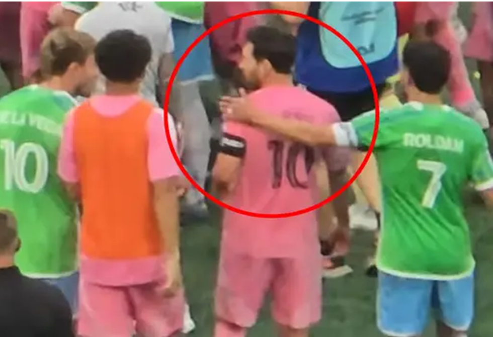 تدخل حاسم من سواريز يمنع ميسي من ارتكاب المحظور!