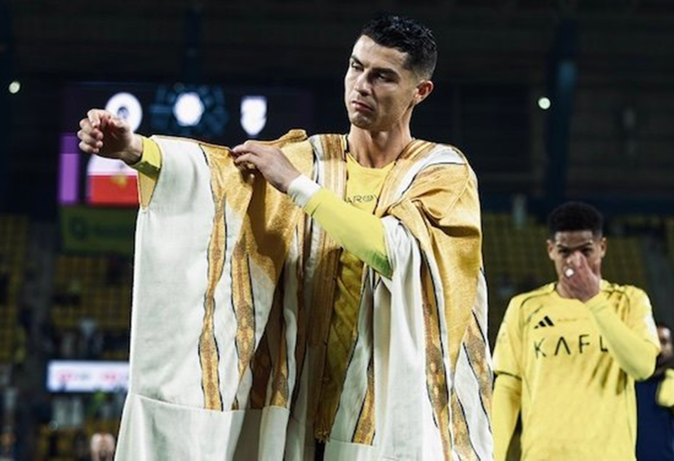 استغرق صنعه شهرا بمشاركة 9 حرفيين.. كم يبلغ سعر "البشت" السعودي الذي ارتداه رونالدو؟