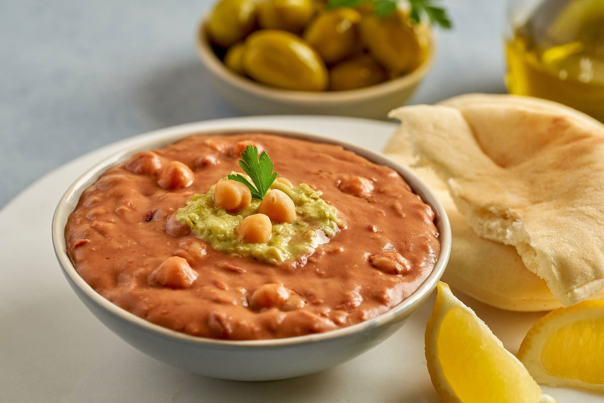 "الطبق الشعبي المحبوب".. صحيفة إسرائيلية تنشر السر التاريخي لـ"الفول المصري"