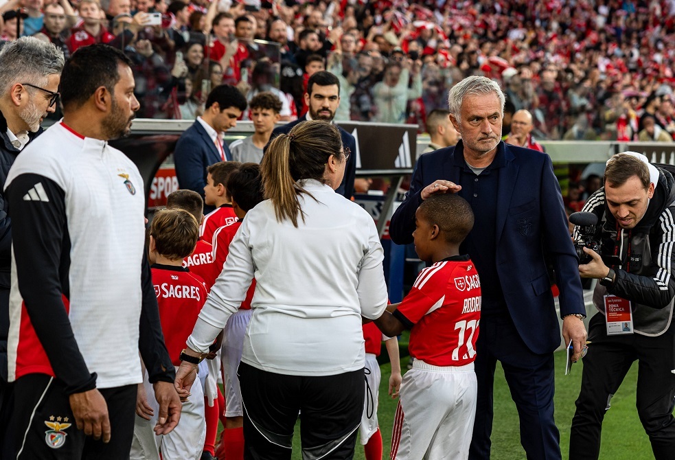 أنقذ والدته.. مورينيو يكرم "البطل الصغير" (صور)