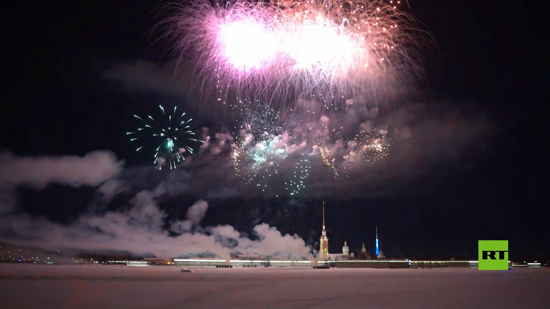 ألعاب نارية تضيء سماء بطرسبورغ إحياء ليوم حماة الوطن