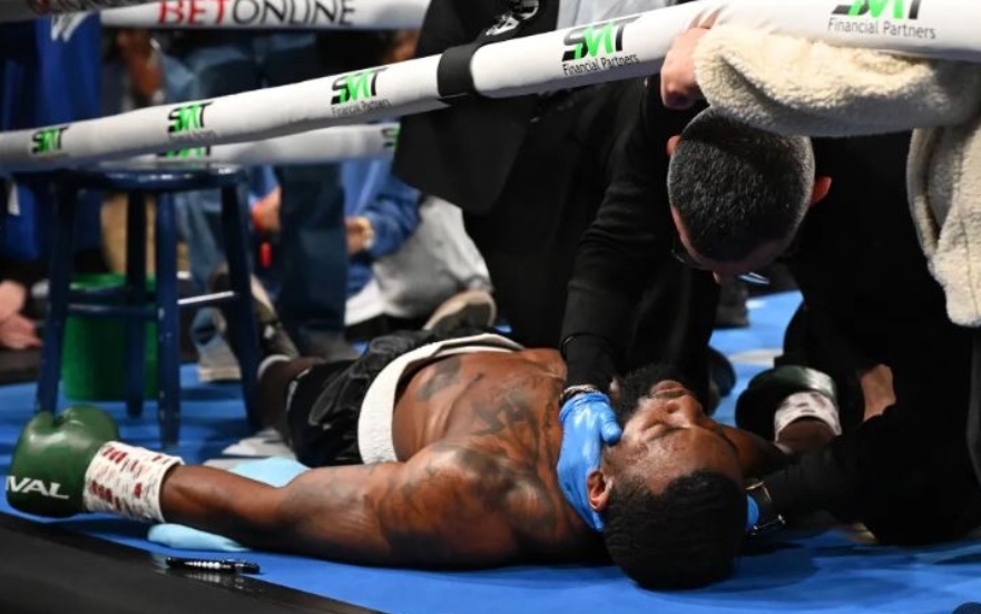 مشهد صادم في الملاكمة.. سقوط مفاجئ بعد الجولة الأولى