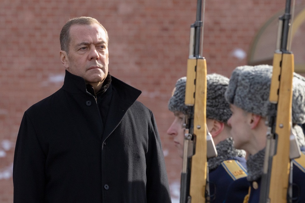 مدفيديف:  ستضطر روسيا لاستخدام السلاح النووي حال سلمت بريطانيا وفرنسا تكنولوجيا نووية لكييف