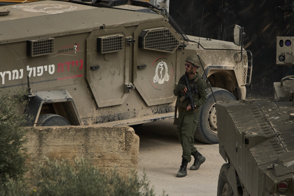 إسرائيل تستدعي مسؤولين أمنيين من الخارج وترفع حالة التأهب تحسبا لمواجهة محتملة مع إيران