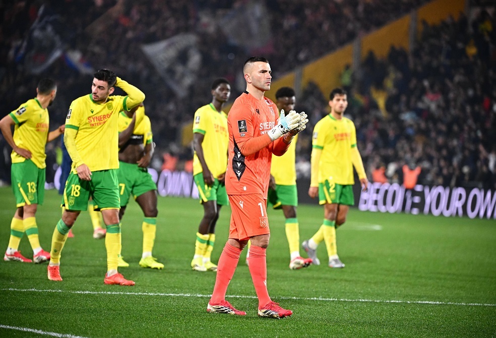 بطريقة الاحتيال.. لاعب يساعد زملاءه على الإفطار (فيديو)