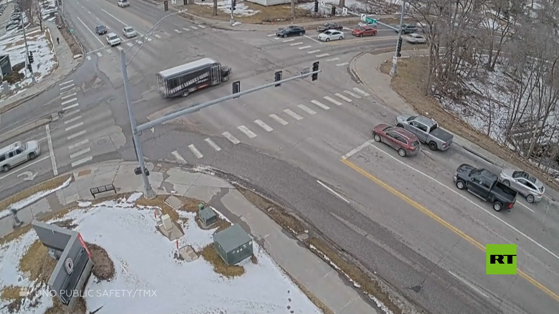 الولايات المتحدة.. حفرة عميقة تبتلع سيارتين في نبراسكا