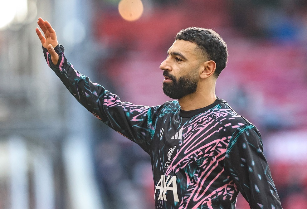 بعد ممازحة صلاح.. لاعب في ليفربول يفاجئ المصري بعرض خزانة ألقابه