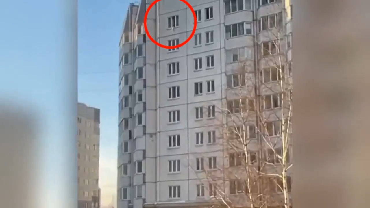 نجا بمعجزة.. إنقاذ طفل سقط من نافذة شقة بالطابق العاشر في بطرسبورغ