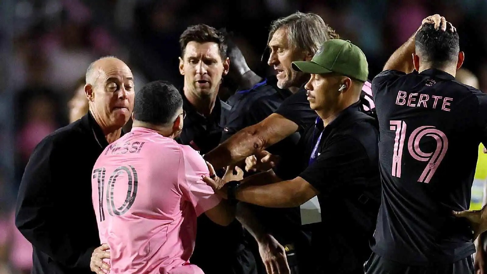 بالفيديو.. سقوط عنيف لميسي وسط فوضى جماهيرية في بورتوريكو (صورة)