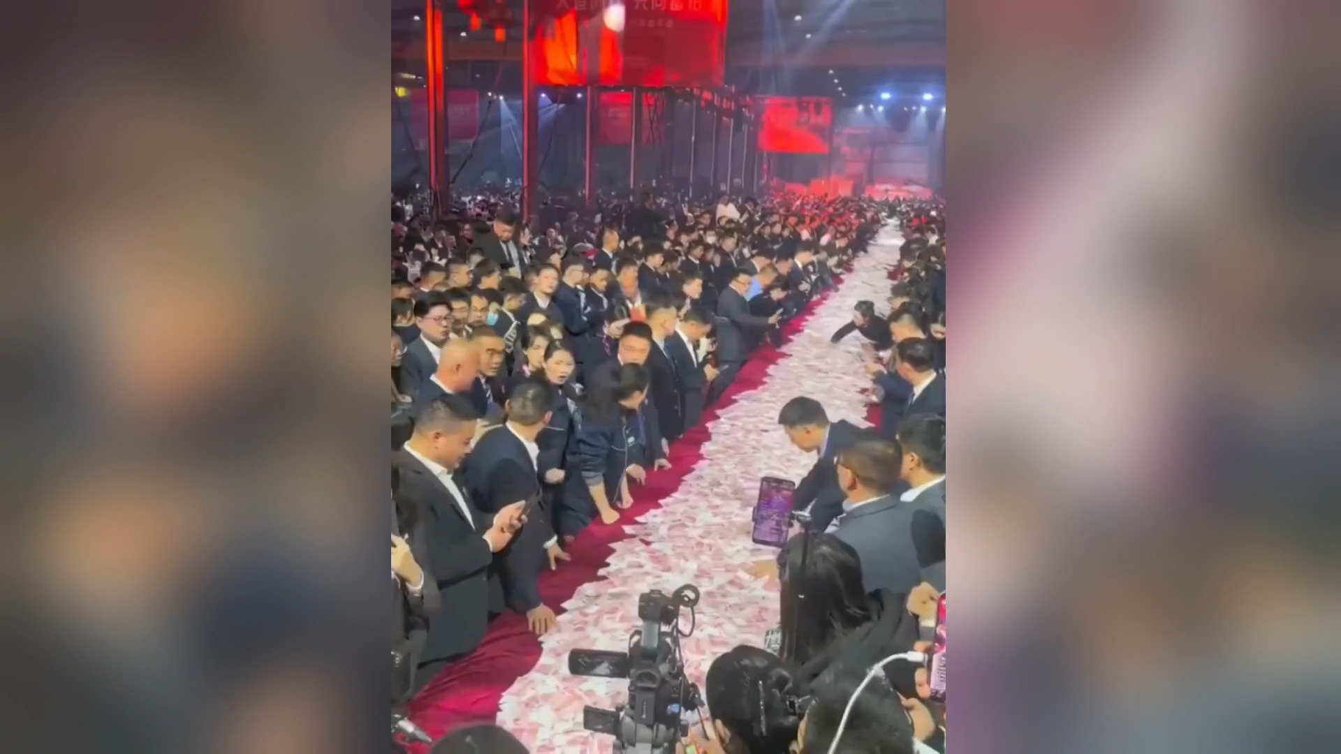 خذ قدر ما تريد.. مدير شركة صينية يفاجئ موظفيه بطاولات مليئة بـ 26 مليون دولار