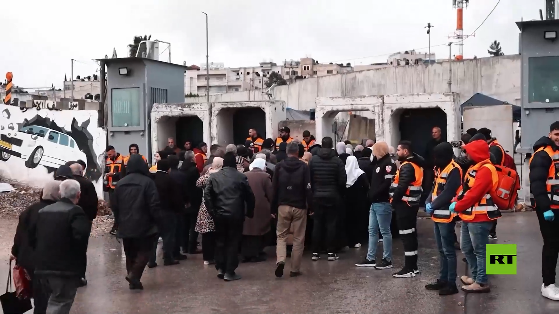 مئات الفلسطينيين ينتظرون أمام معبر قلنديا لأداء صلاة الجمعة في المسجد الأقصى