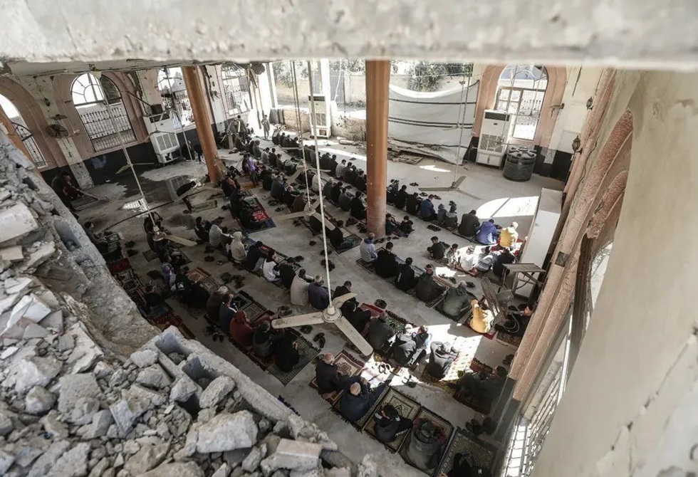 غزة تحيي صلاة الجمعة الثانية من رمضان وسط ركام المساجد