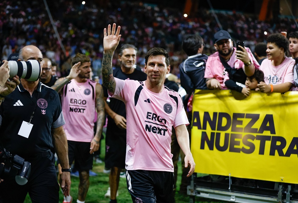 مشهد طريف لحكم المباراة مع ميسي (فيديو)