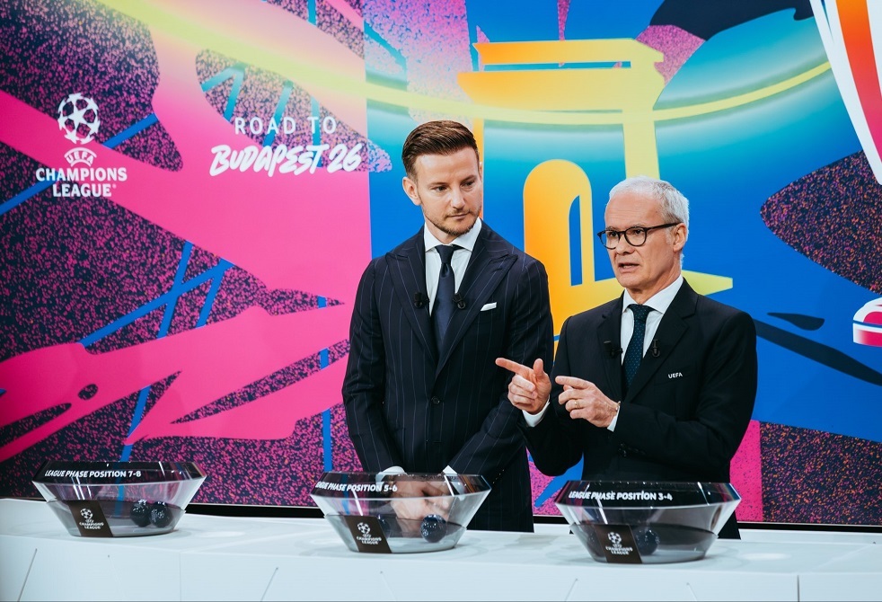 موقف محرج للاعب برشلونة السابق راكيتيش خلال قرعة دور الـ16 لدوري الأبطال (فيديو)