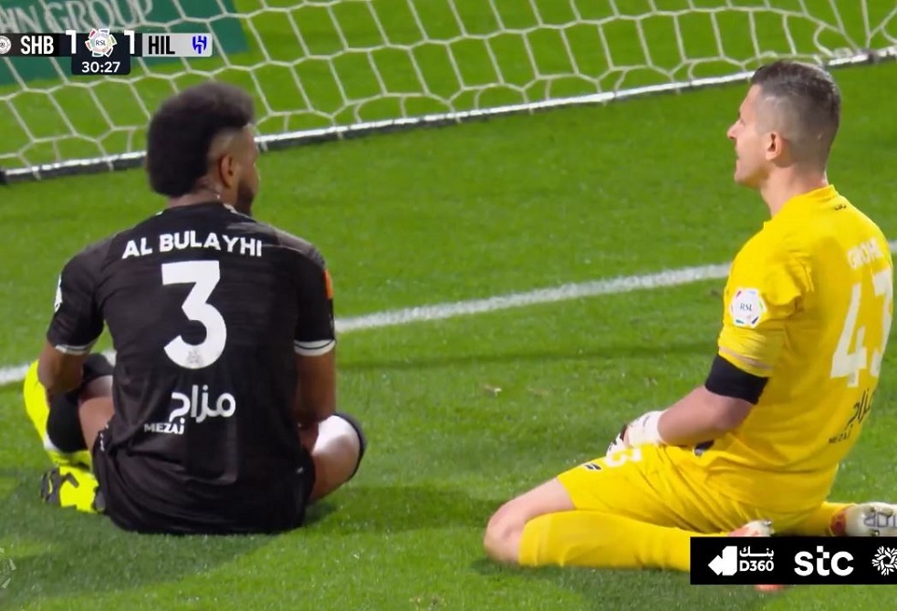 بذكريات الماضي.. لاعب الشباب البليهي يسجل هدفا في مرماه لفريقه السابق الهلال (فيديو)