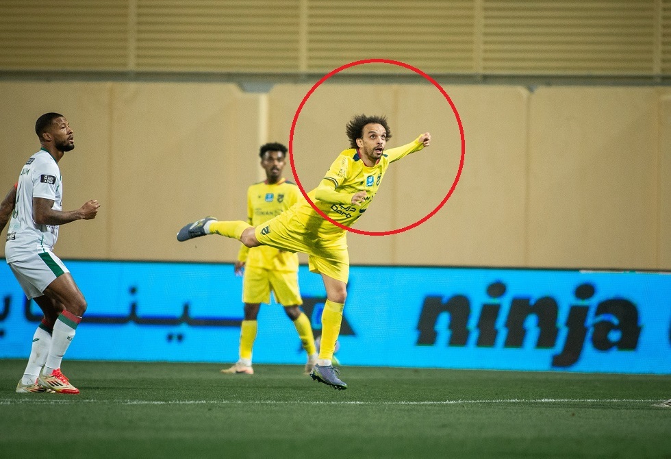 هدف "نادر" بالرأس من خارج منطقة (فيديو)