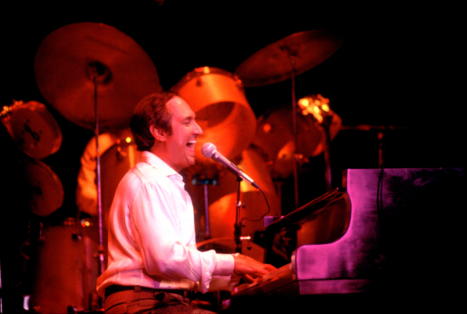 وفاة أسطورة الموسيقى الأمريكية نيل سيداكا عن عمر 86 عاما