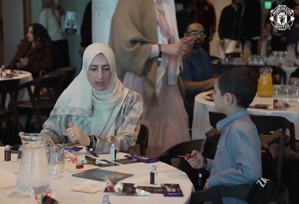 بحضور لاعب عربي.. فريق "الشياطين الحمر" يقيم إفطارا جماعيا للمسلمين (فيديو)