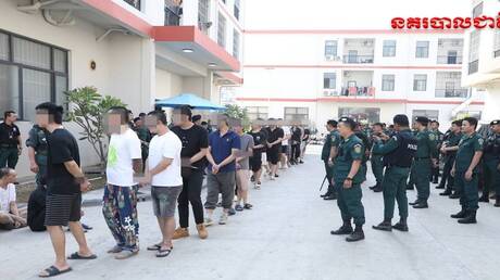 اعتقال 2044 أجنبيا في مركز احتيال إلكتروني في كمبوديا (صور)