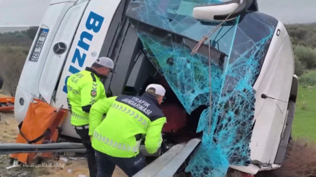 تركيا.. مصرع 8 أشخاص جراء انقلاب حافلة في أنطاليا