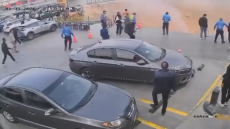 لحظة انهيار أرضي بمحطة وقود في القاهرة يبتلع محلين تجاريين