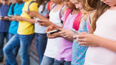 بوليفيا تحظر الهواتف المحمولة في المدارس