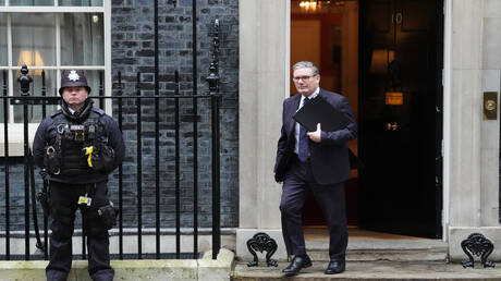 رئيس الوزراء البريطاني يعلق على فضيحة متعلقة بالمجرم الجنسي إبستين هزت المملكة 