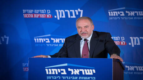 ليبرمان: نتنياهو كلب مطيع وأداة بيد لترامب.. فقدنا استقلالنا السياسي ووضعنا أسوأ من وضع الفلسطينيين