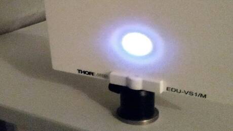 علماء روس يبتكرون أول ليزر في العالم يصدر ضوءا أبيض من مصدر واحد