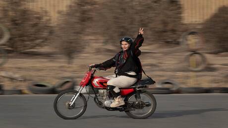 المرأة الإيرانية تقود التغيير.. رخص لقيادة الدراجات النارية والسكوتر