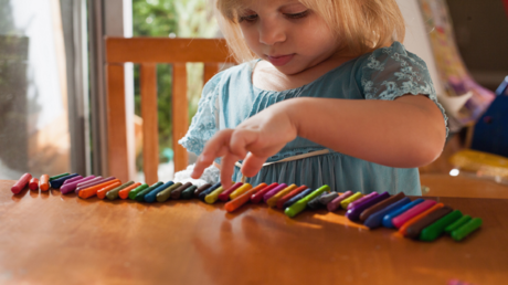 دراسة تفسر سبب تأخر تشخيص الفتيات بالتوحد