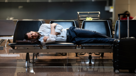 وداعا للأرق بعد الطيران الطويل.. دواء مبتكر قد يغيّر حياة المسافرين الدائمين