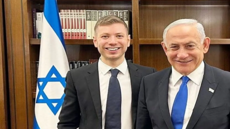 مسؤول أمني إسرائيلي يكشف تفاصيل صادمة حول اعتداء يائير نتنياهو على والده - عاجل 