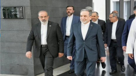 عراقجي يكشف كواليس مفاوضات مسقط.. تحية ومصافحة وطلب أمريكي مرفوض!