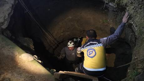 انتشال جثث 4 أشخاص علقوا داخل حفرة عميقة أثناء بحثهم عن آثار في جبلة السورية (صور)