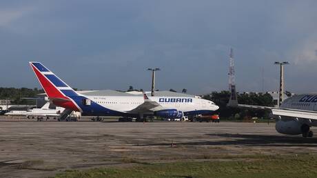 بسبب القيود الأمريكية.. كوبا تبلغ شركات طيران بتعليق إمدادات الكيروسين لمدة شهر