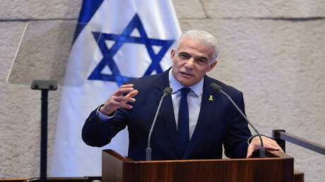 لابيد يتهم نتنياهو بتضليل الحقائق حول هجوم 7 أكتوبر ومحاولة التهرب من المسؤولية