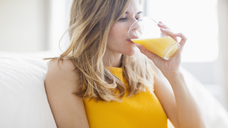 دراسة: عصير الفاكهة قد يزيد خطر الإصابة بسرطان الثدي 