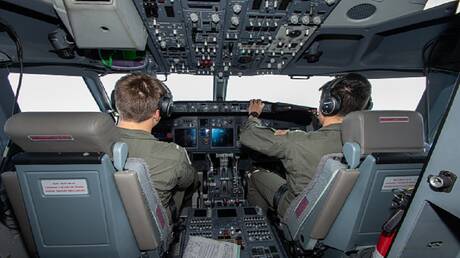 أقلعت من دولة خليجية.. طائرة استطلاع أمريكية تحلق فوق مضيق هرمز قرب الحدود الإيرانية