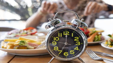 الصيام المتقطع يظهر فعالية في خفض أعراض داء كرون المؤلمة إلى النصف